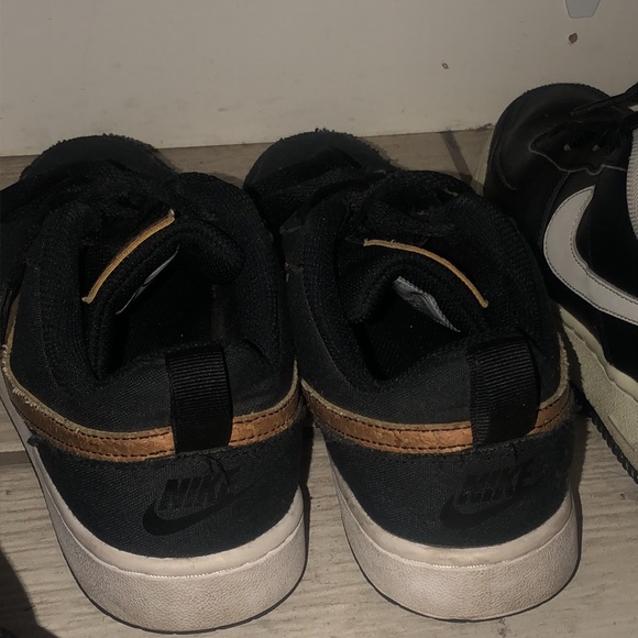 I’m saling shoes the brand is nike the size is 6.5 the colors black and white - Picture 4 of 4